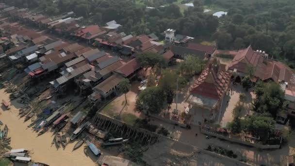 Floating Village in Cambodja Kampong Phluk Pean Bang, Tonle Sap Lake drone vlucht 4k — Stockvideo