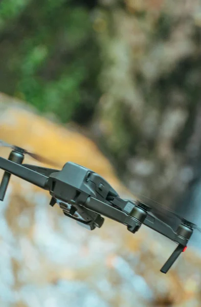 Black 4 engine Drone quadrocopter fpv fly in the forest — Stock Photo, Image