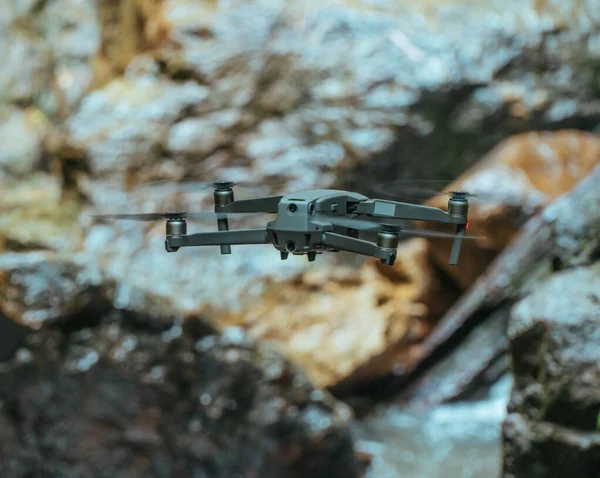 Black 4 engine Drone quadrocopter fpv fly in the forest — Stock Photo, Image