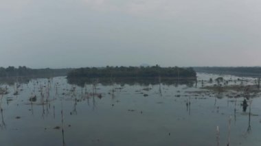 Drone Timelapse Kamboçya Gölü 'nün yukarısında Angkor Wat Tapınağı yakınlarındaki Antik Yıkım Tesisi 4k
