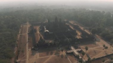 Drone Timelapse Angkor Wat Tapınağı Kamboçya 'da gün doğumu sis uçağı