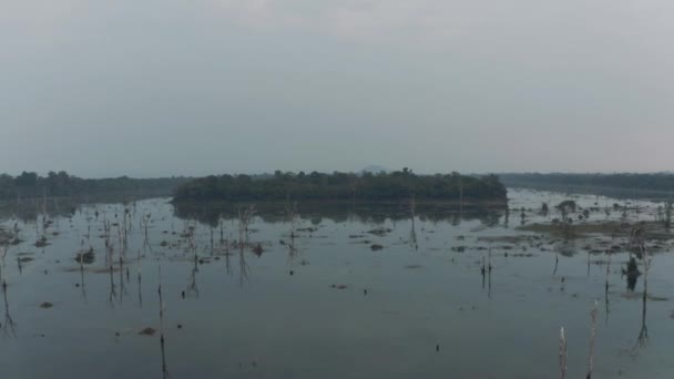 Dron Timelapse nad jezerem v Kambodži poblíž Angkor Wat Temple Ancient Ruin Complex 4k — Stock video