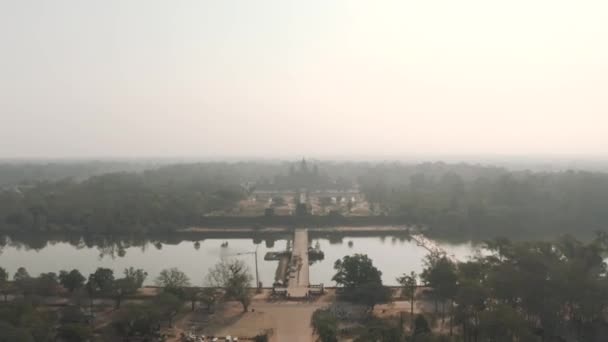 Дрон Timelapse Ангкор Ват Храм в Камбодже рассвет туман беспилотник полет — стоковое видео