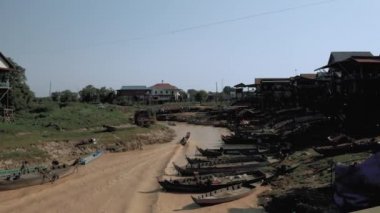 Kamboçya 'da yüzen köyde insansız hava aracı uçuşu, Pean Bang, Tonle Sap Gölü 4k