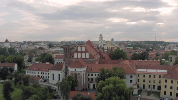 Старый город Вильнюса - исторический центр Литвы — стоковое видео
