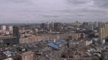 Kiev 'de araba trafiği, Urkaine esir şehri, bahar zamanı İHA 4K uçağı.