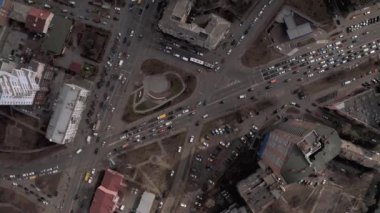 Kiev 'de araba trafiği, Urkaine esir şehri, bahar zamanı İHA 4K uçağı.