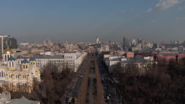 Kiev 'de araba trafiği, Urkaine esir şehri, bahar zamanı İHA 4K uçağı.