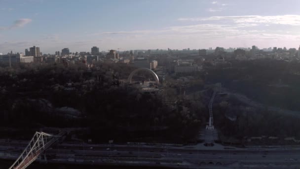 Kiev ciudad Drone vuelo por encima del río Dnieper soleado tiempo de primavera — Vídeos de Stock