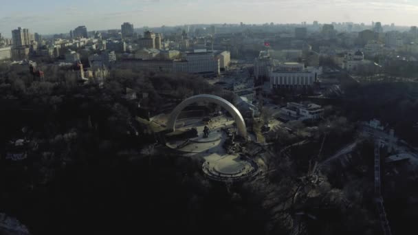 Kiewer Stadt Drohnenflug über dem Dnjepr sonnige Frühlingszeit — Stockvideo