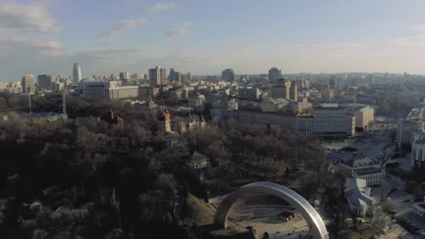 Kiev ciudad Drone vuelo por encima del río Dnieper soleado tiempo de primavera — Vídeo de stock