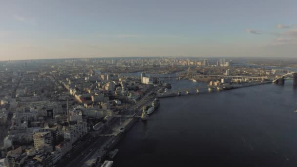Le pont sur le Dniepr dans la ville de Kiev. Drone 4K fligt dans la journée ensoleillée du printemps — Video