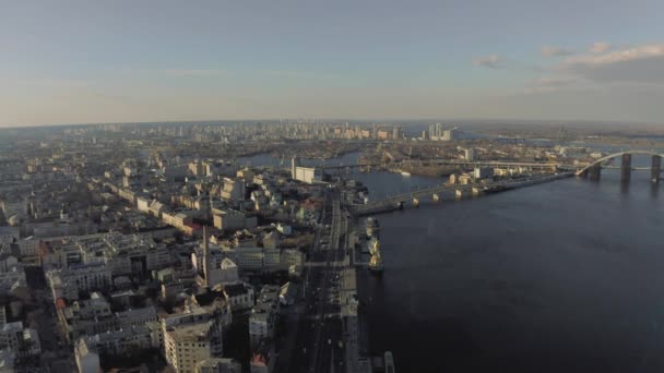 Kiev stad Drone vlucht boven Dnjepr rivier zonnige lente tijd — Stockvideo