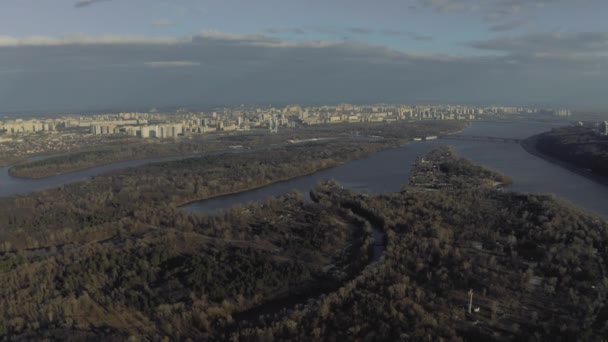 Kiev cidade Voo de drone acima do rio Dnieper tempo de primavera ensolarado — Vídeo de Stock