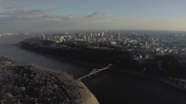 Dinyeper nehri üzerindeki Kiev şehri İHA uçağı güneşli bahar zamanı — Stok video