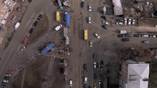 Tráfico de coches en Kiev, ciudad capital de Urkaine, vuelo de primavera Drone 4K — Vídeo de stock
