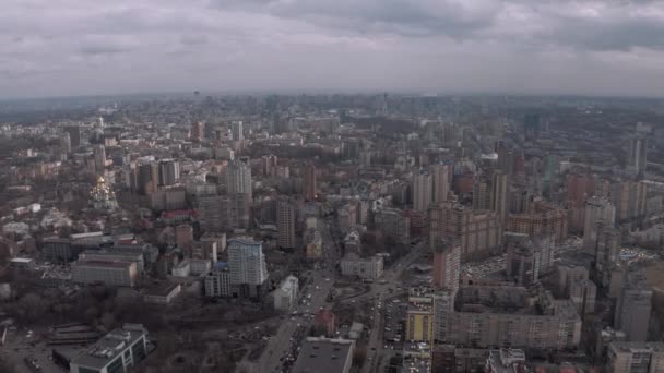 Autó forgalom Kijevben, kapitális város Urkaine, tavasszal Drone 4k járat — Stock videók