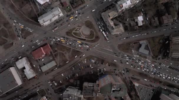 Trafic automobile à Kiev, ville captale d'Urkaine, printemps Vol Drone 4K — Video