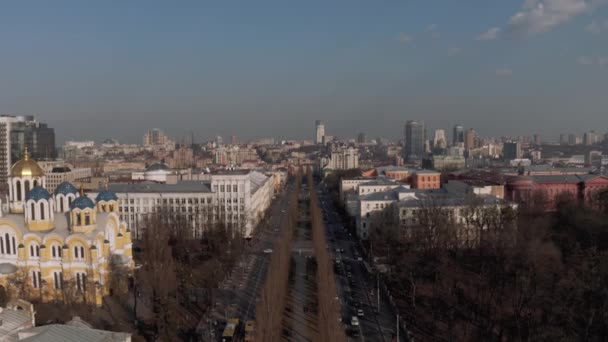 Autó forgalom Kijevben, kapitális város Urkaine, tavasszal Drone 4k járat — Stock videók