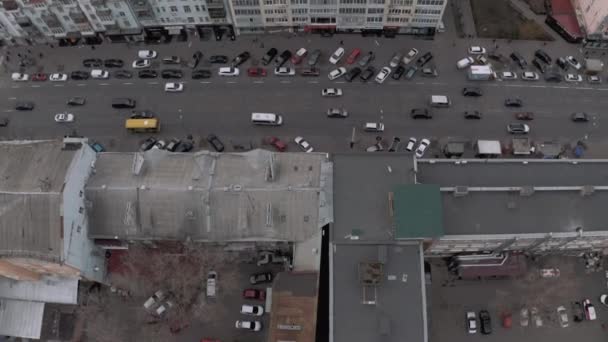 Autoverkehr in kiev, hauptstadt urkaine, frühlings drohnenflug 4k — Stockvideo