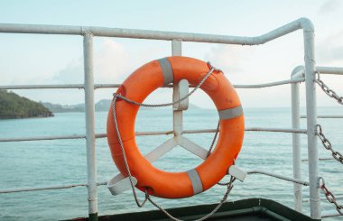 Gemide Kızıl Lifebuoy Tropikal denizde