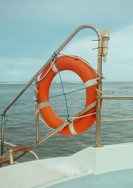 Lifebuoy vermelho no navio No mar tropical — Fotografia de Stock