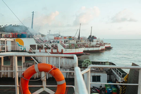 Bouée de sauvetage rouge sur le navire Dans la mer tropicale — Photo