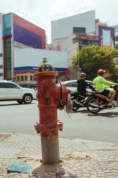 Old Red Fire Hydrant en la calle en Vietnam — Foto de Stock