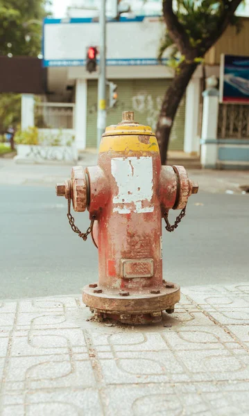 Oude rode brandkraan op straat in Vietnam — Stockfoto