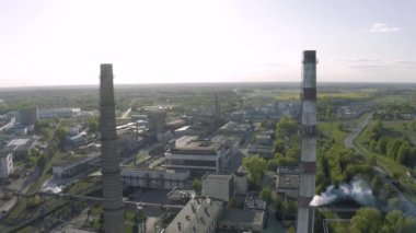 Şehirdeki termik santrallerin boruları. Drone 'un atışları.
