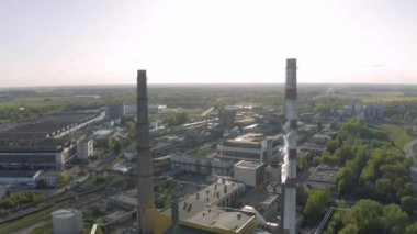 Şehirdeki termik santrallerin boruları. Drone 'un atışları.