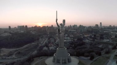 Anavatan Anıtı İkinci Dünya Savaşı Müzesi Kiev 4k insansız hava aracı görüşü