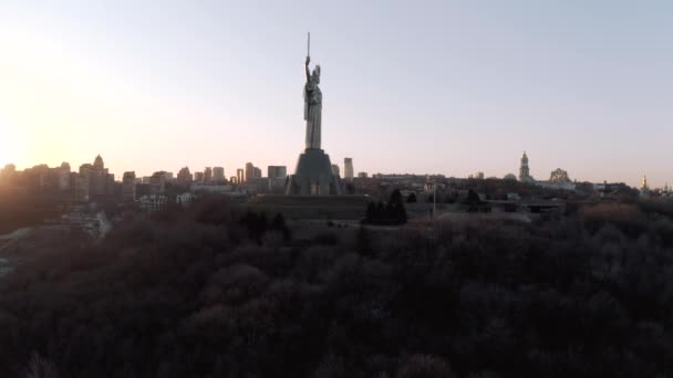 Motherland Monument op het Museum van de Tweede Wereldoorlog in Kiev 4k drone view — Stockvideo