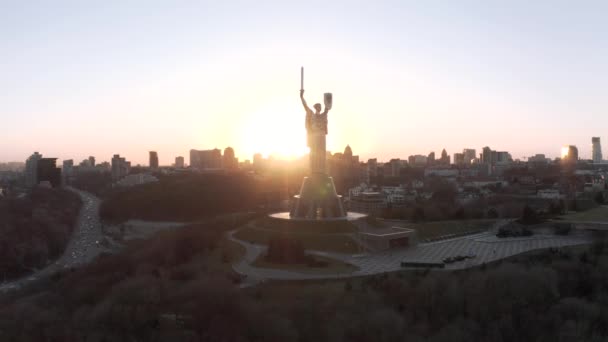 Памятник Отечеству на Музее Второй мировой войны в Киеве — стоковое видео