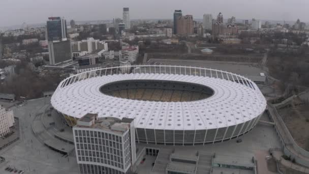 Estadio Olímpico en Kiev ciudad Ucrania vuelo 4K Drone — Vídeo de stock