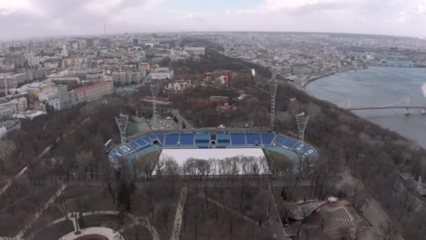 Estadio Dinamo en Kiev ciudad Ucrania vuelo 4K Drone — Vídeo de stock