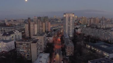 Kiev şehrinde günbatımı, Urkaine 4k insansız hava aracı uçağında yaşam evleri ve apartman blokları