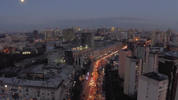 Natt Kiev och bilar trafik i huvudstaden Urkaine, vår tid Drönare 4k flygning — Stockvideo