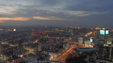 Gece Kiev ve arabalar esir şehir Urkaine 'de, bahar zamanı İHA 4K uçuşu