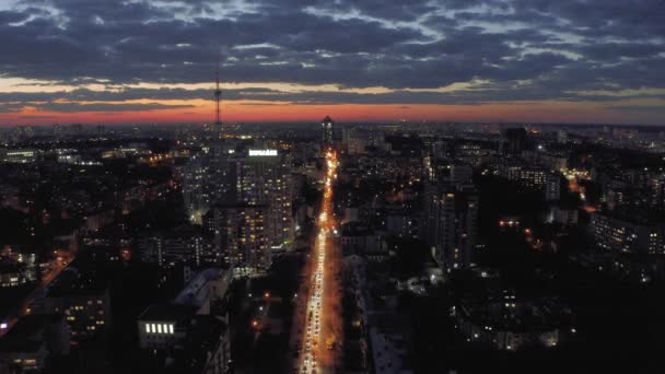 Natt Kiev och bilar trafik i huvudstaden Urkaine, vår tid Drönare 4k flygning — Stockvideo