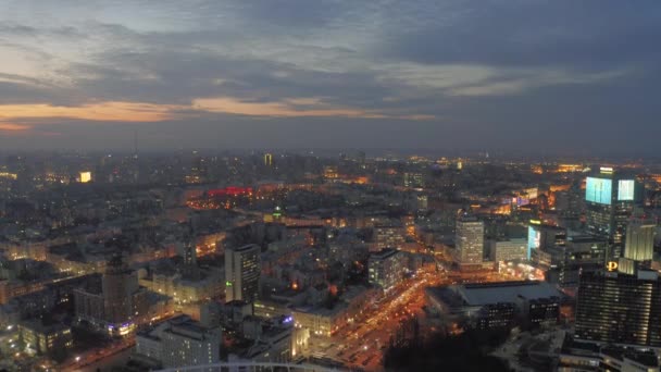 Notte Kiev e traffico di auto in captal città di Urkaine, primavera Drone 4K volo — Video Stock