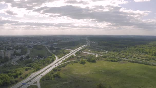 Viaduc routier Trafic automobile en Lituanie Printemps Vol Drone 4K 