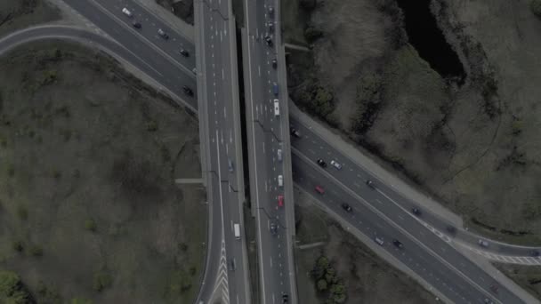 Highway viaduct Bilar trafik i Litauen vår tid Drone 4k flygning — Stockvideo