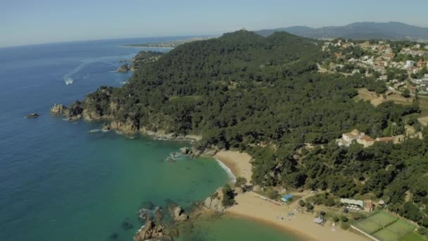 Blanes sur la mer Méditerranée en été Espagne 4K vol de drone — Video