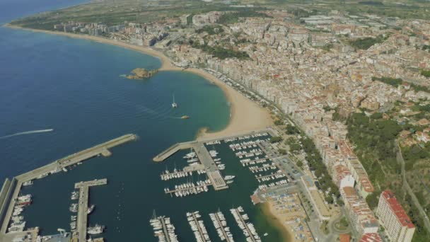 Yates en Blanes ciudad puerto en el Mediterráneo verano España vuelo drone 4K — Vídeos de Stock