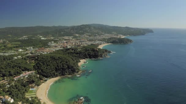 Blanes på Medelhavet på sommaren Spanien 4k drönare flygning — Stockvideo