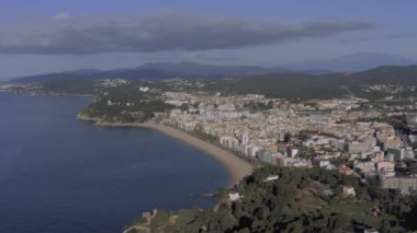 Lloret de Mar Akdeniz 'de yaz ayında İspanya' da 4k drone uçuşu