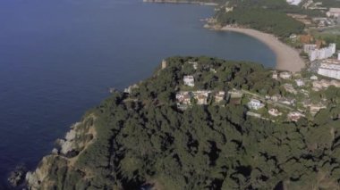 Lloret de Mar Akdeniz 'de yaz ayında İspanya' da 4k drone uçuşu