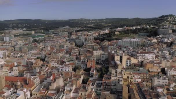 Lloret de Mar op Middellandse Zee in de zomer Spanje 4k drone vlucht — Stockvideo