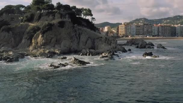 Lloret de Mar en el Mar Mediterráneo en verano España SLOWMOTION drone flight — Vídeos de Stock